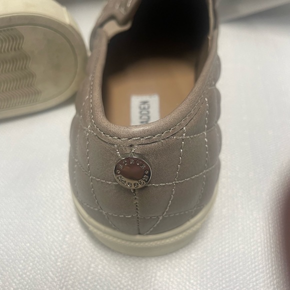 Steve Madden ecentrcq quilted taupe. Size 8.5. Barely worn - Picture 3 of 4